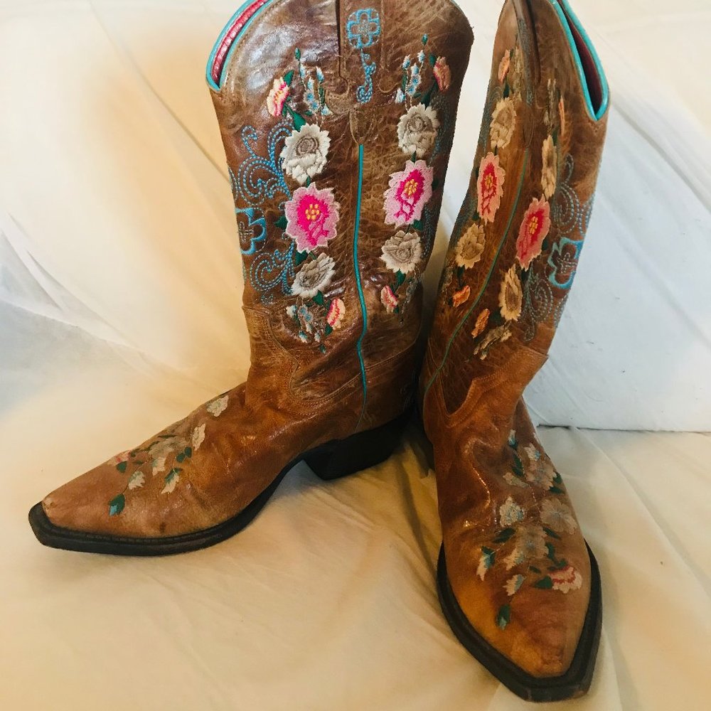 Beautiful Floral boots! Macie Bean - Sz 6 1/2
